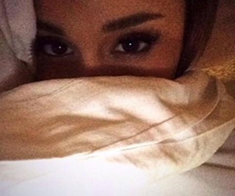 La cantante Ariana Grande desnuda