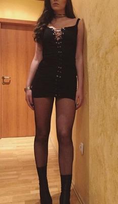 Damas de negro no desnudas, de cuerpo entero