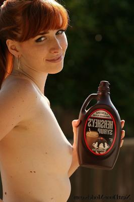 Modelos de al lado Angela Austin Salsa de chocolate