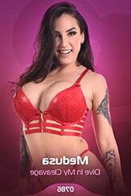 IStripper Medusa PLONGÉE DANS MA CARTE DE DÉCOLLETÉ