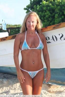ビキニのMILFとGILF