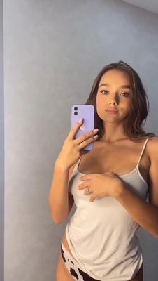 Sexy tits showing