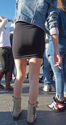 Sexy Mädchen in Strumpfhosen tanzt auf der Straße