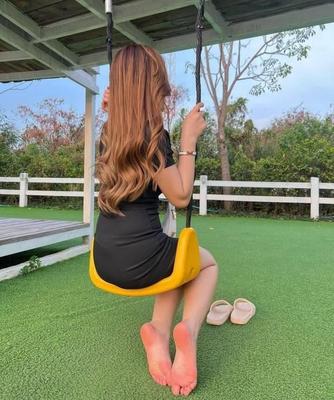 Legs and feet babes 