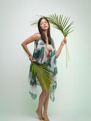 Brunette OLIVIA LINZ Palm World