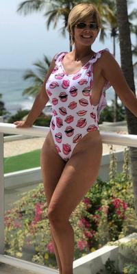 ワンピースの水着を着た美しい成熟した女性