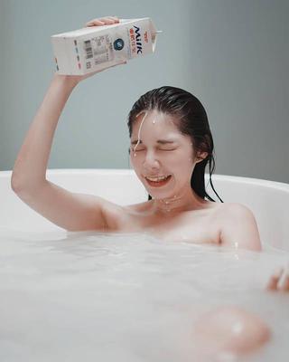 Cathy_potato herok.potoモデルは、見事な姿とおっぱいを備えています