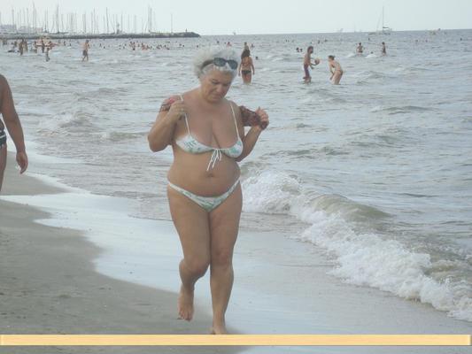 Oma im Mini -Bikini am Strand