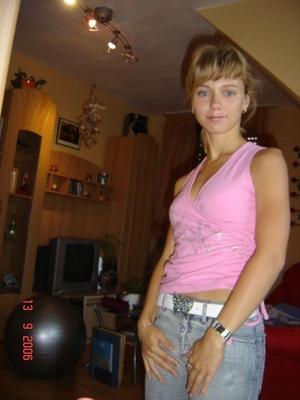 Chica amateur sola ()