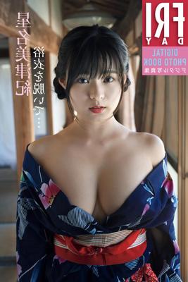 Mizuki Hoshina tira seu yukata