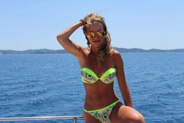 Monika polonaise maigre en bikini jaune