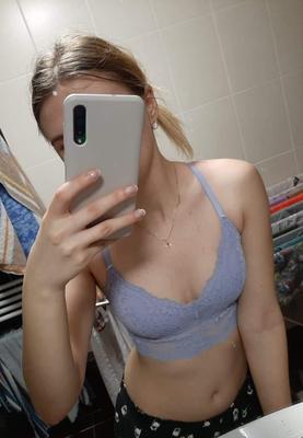 Paulina polonais maigre en bikini bleu