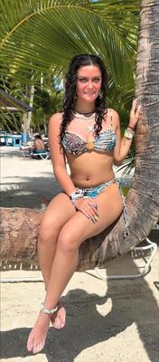 Hot chicks in swimsuits