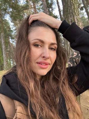 Okaziaセクシーな美容ブルネットキャンピングカーの女の子の混合写真