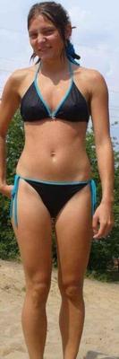 Skinny Teen Ola K. im schwarzen Bikini